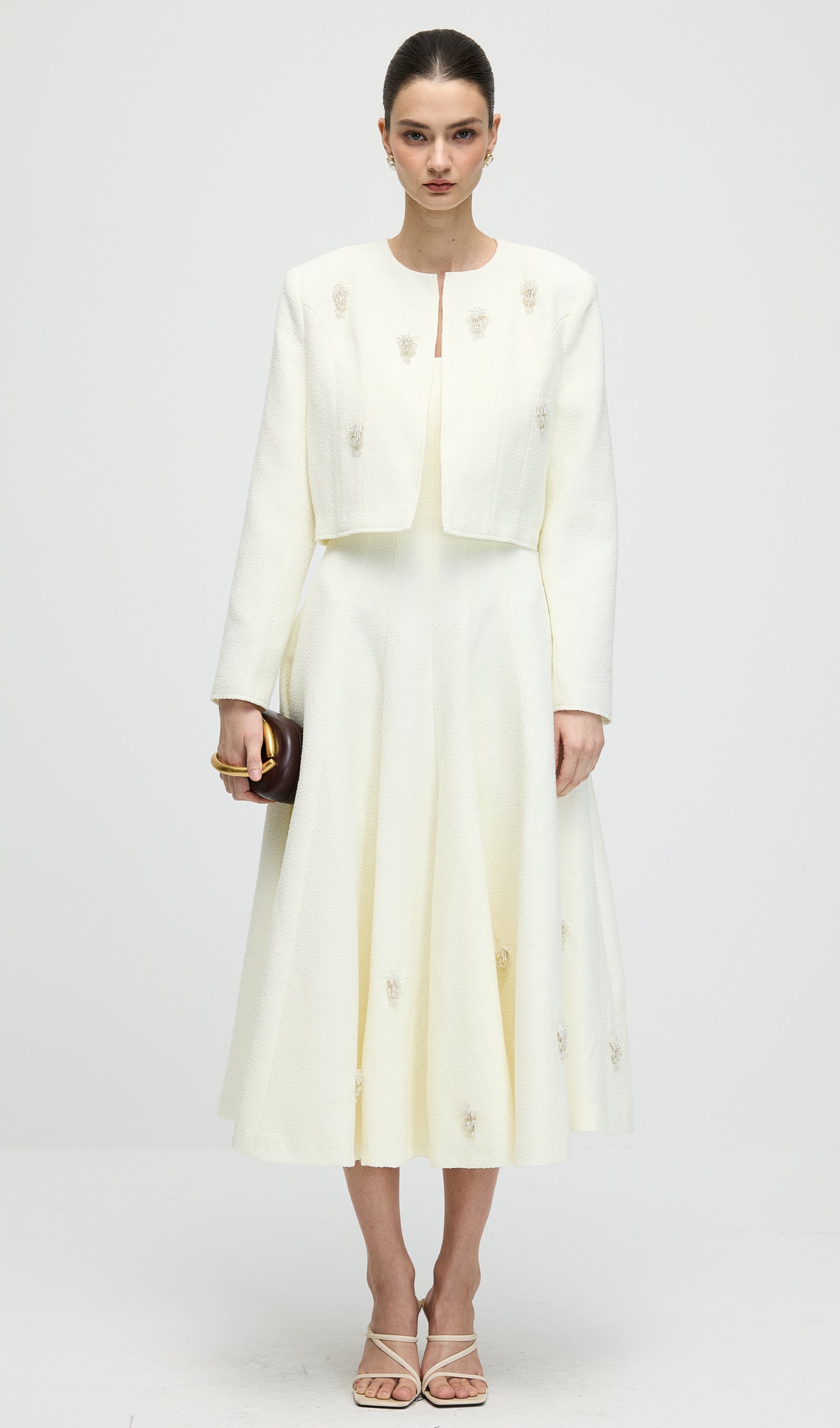 فستان ماكسي مزين بالورود مع كشكشة على الرقبة 