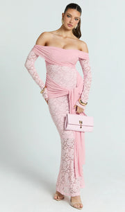 فستان قصير أحمر بدون حمالات مع فيونكة 