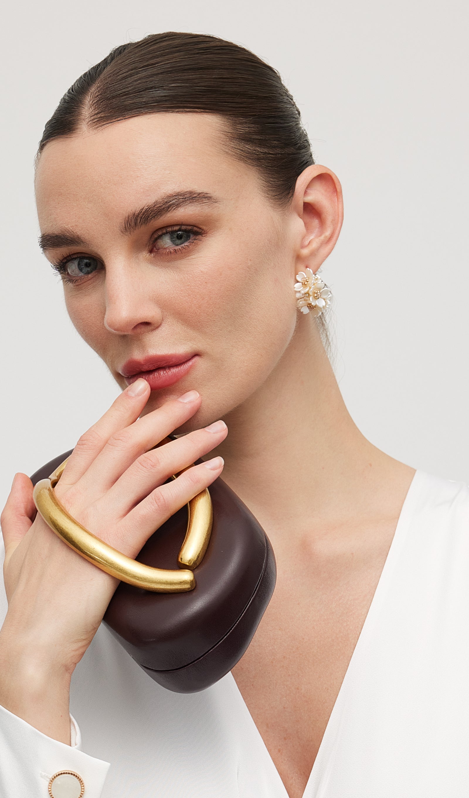 أقراط لؤلؤية على شكل زهرة زرقاء عتيقة