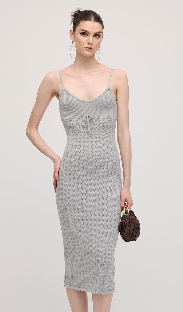 فستان ماكسي مزين بالورود مع كشكشة على الرقبة 