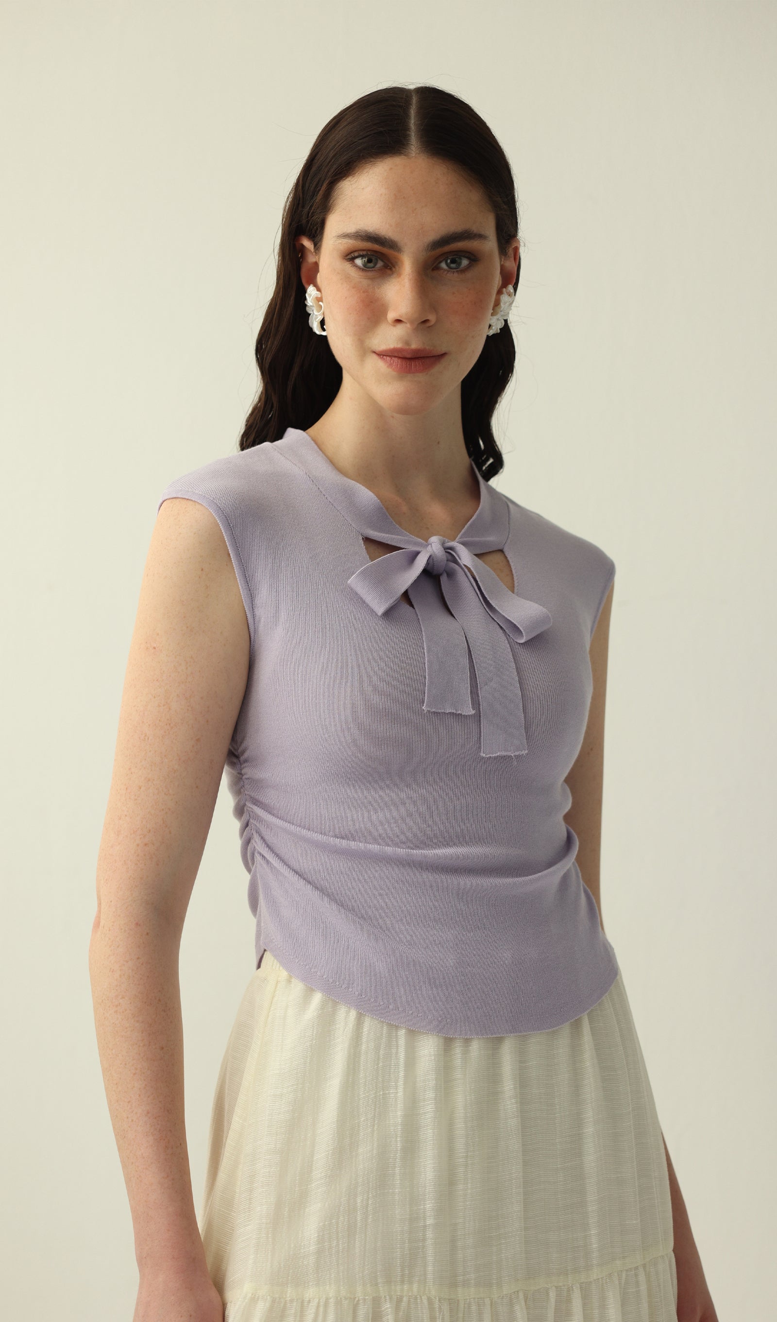 Geblümtes Maxikleid mit V-Ausschnitt und Taillengürtel
