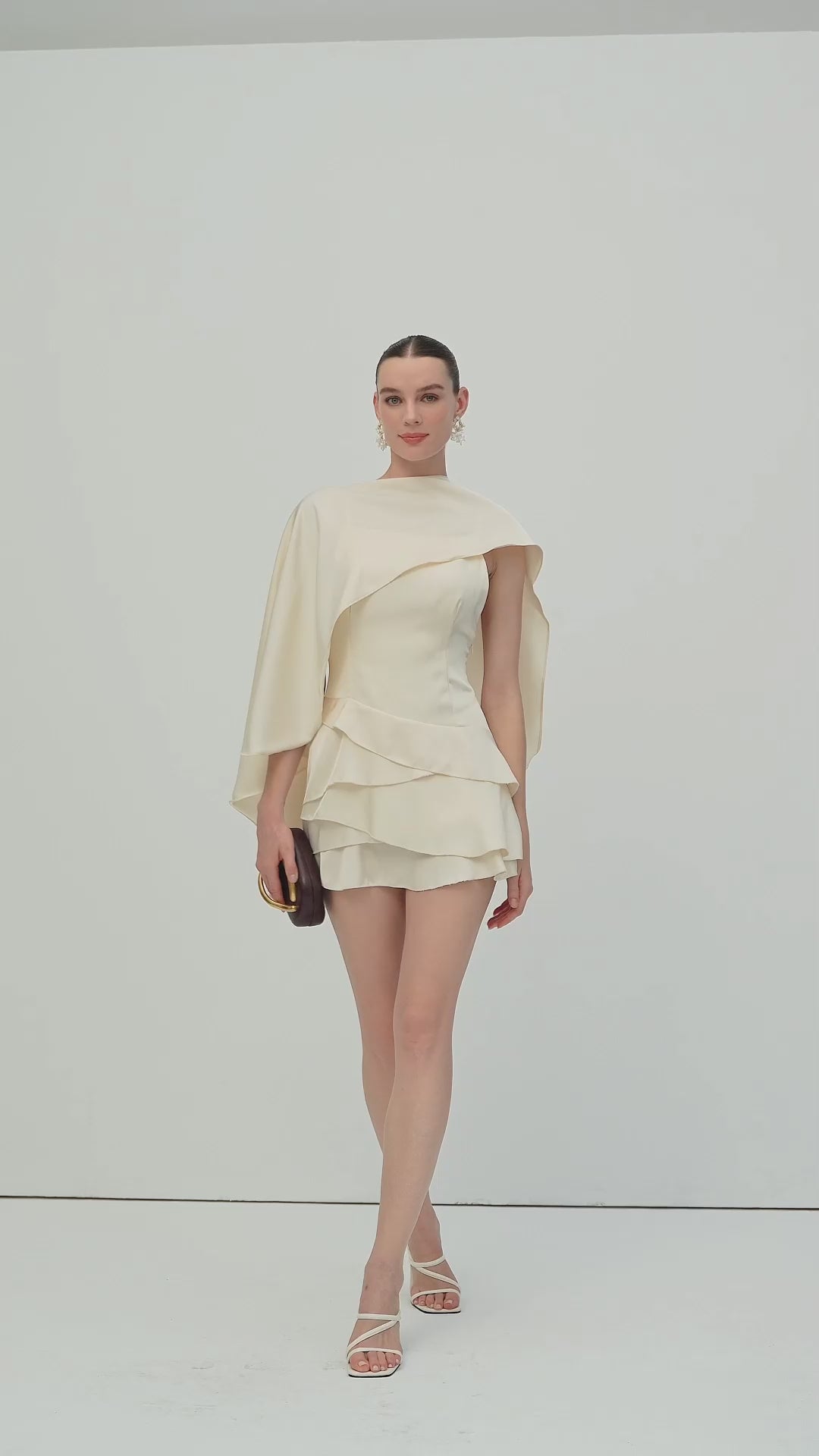Video laden: Midikleid in A-Linie mit Blumenmuster und Laternenärmeln