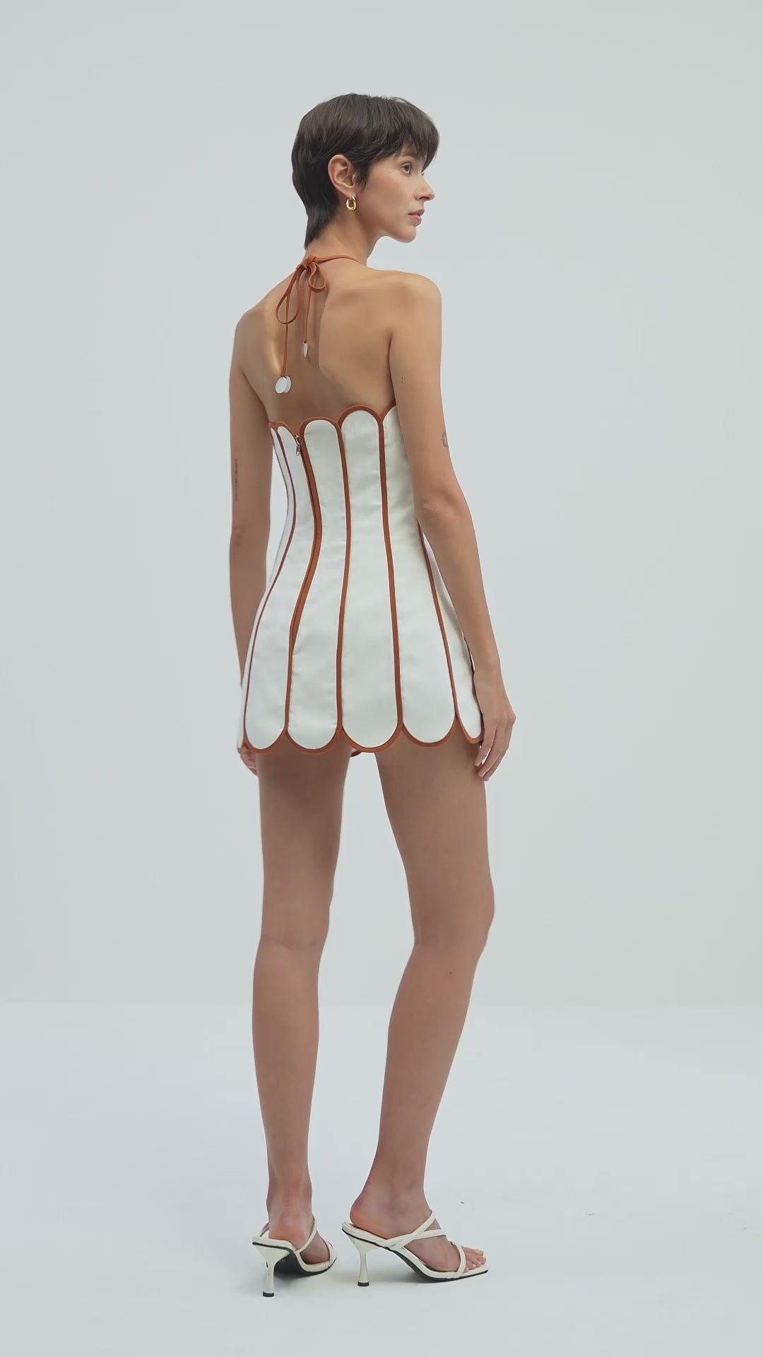 Load video: فستان قصير أحمر بدون حمالات مع فيونكة 