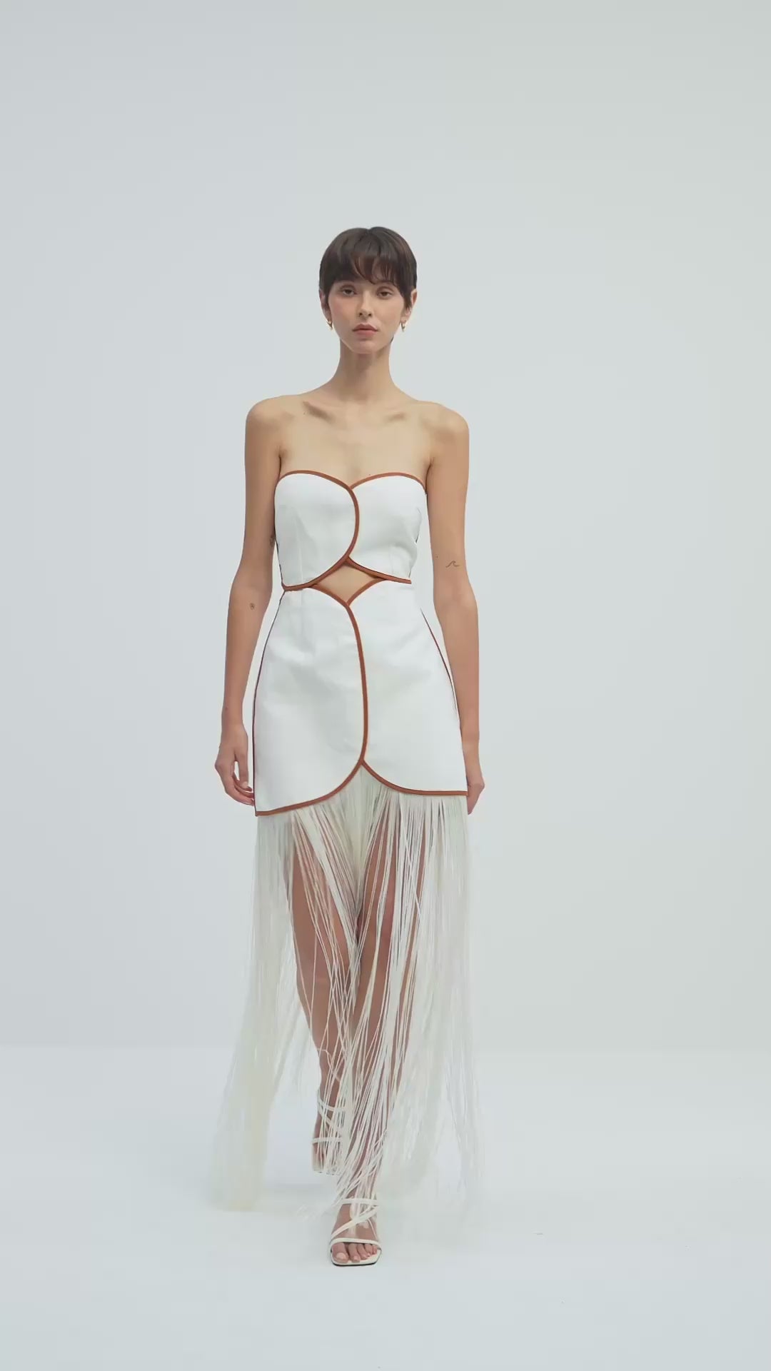 Load video: فستان قصير أحمر بدون حمالات مع فيونكة 